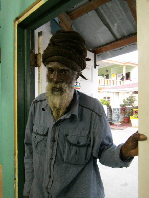 Visitando loja de duas super figuras em Clifton, na Union Island, sul de São Vicente e Granadinas, no Caribe